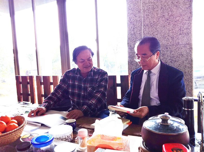 刘开海教授向吴其萃董事长赠送个人专著_副本_副本.jpg 刘开海教授向吴其萃董事长赠送个人专著_副本_副本.jpg