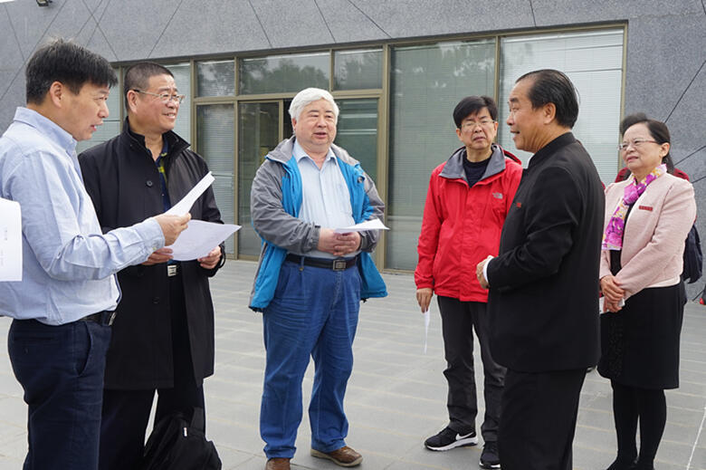 与嘉宾交流_副本.jpg 与嘉宾交流_副本.jpg