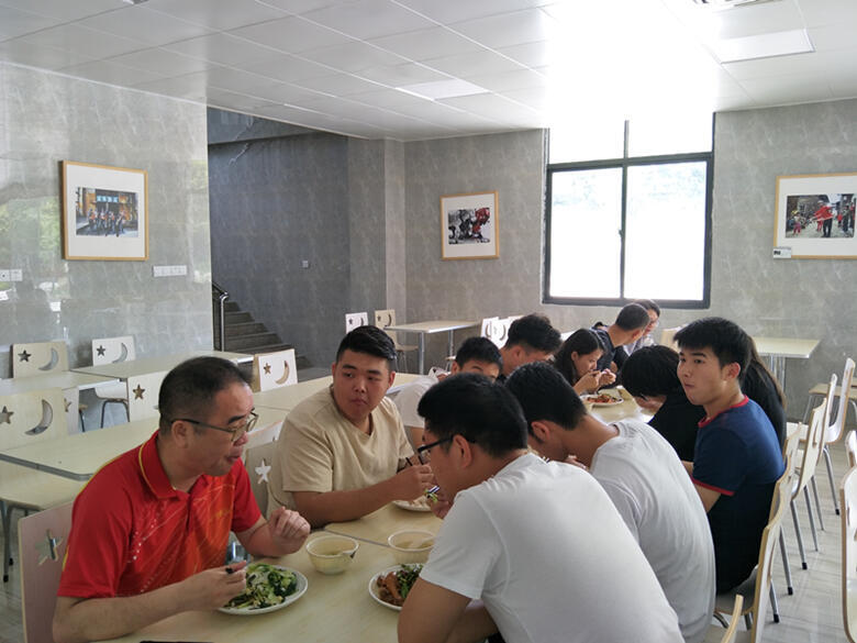 2 领导与学生周末共进午餐_副本.jpg