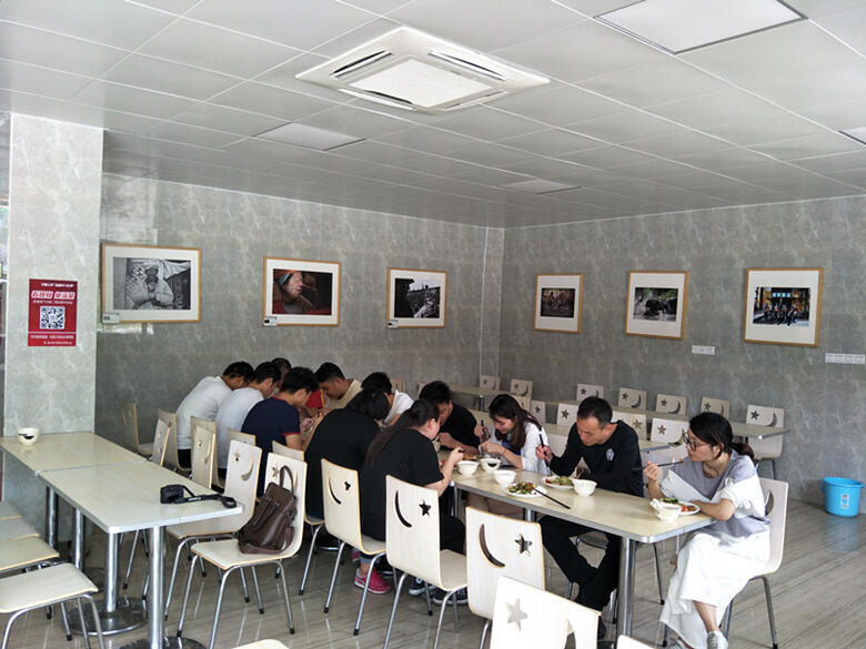 3 领导与学生过周末集体用餐_副本.jpg